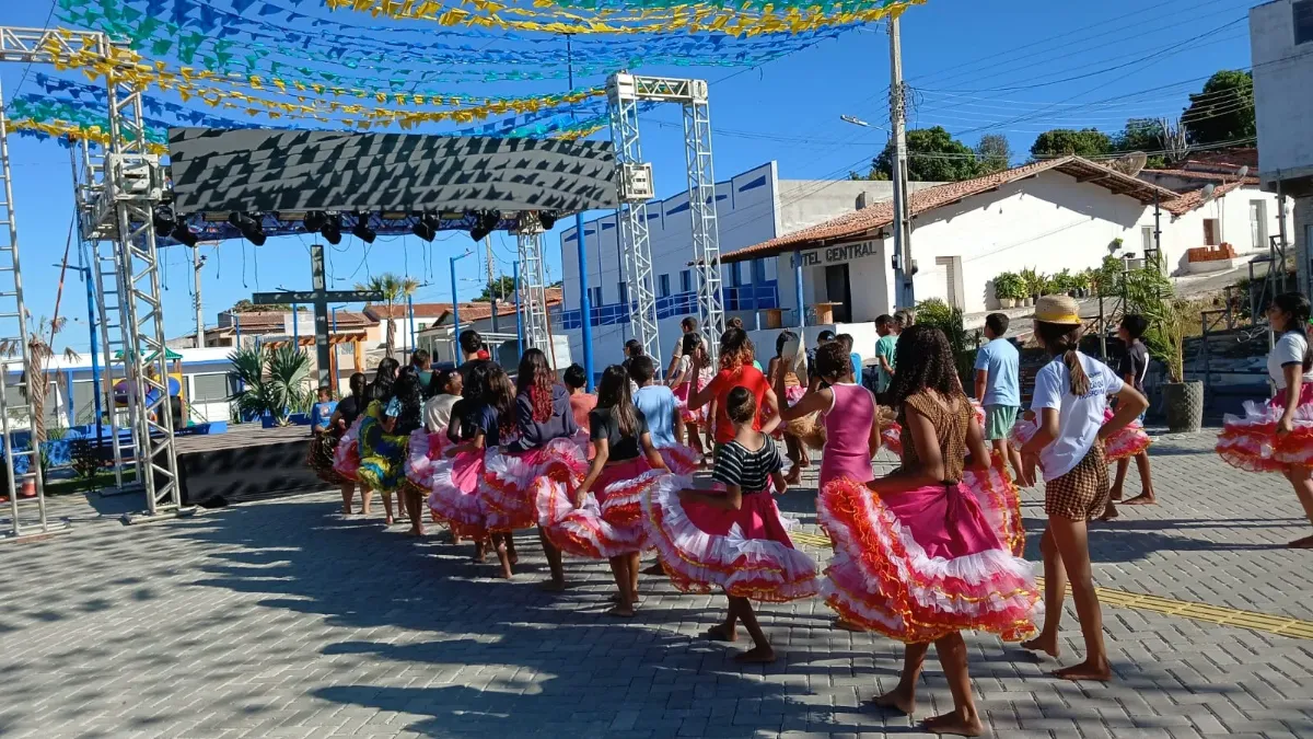 Quadrilha Flor de Assunção: Ensaio Junino Agita a Escola Evaristo Campelo!